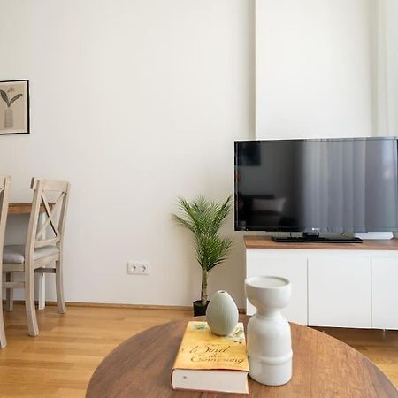 Trendy 1Br, Direct City Access By Hm Wina Bagian luar foto