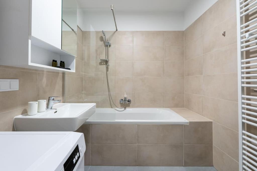Trendy 1Br, Direct City Access By Hm Wina Bagian luar foto